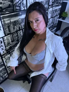 Anna_Gabriela 🖤 ​​Black hair, dangerous looks. Pic