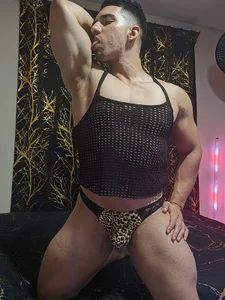 Liam_forest_ Posing in my room Gambar 2