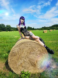 Purple_Coffin666 🌳 Outdoor 🌳 Purple auf Strohballen Pic 3
