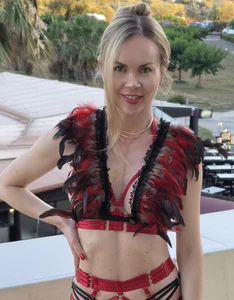 Anna-Crystal Public Pic 5
