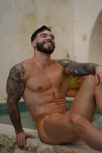 OLIVER_COLTのCome and spend an afternoon of pool next to meの 2枚の写真