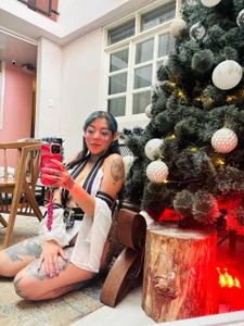 luxifer_666_ This is the first gift under the tree, want to know this Christmas how many I will receive Hình 6