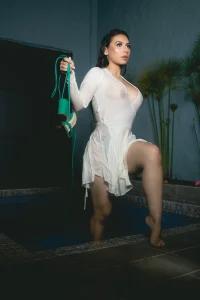 EllieMitchell A little wet Foto 2