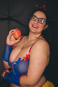 Soe_Lara Do you want some of my apple? зображення 4