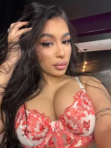 Get closer to me🤭 de CherrieTeen  2 Imagens