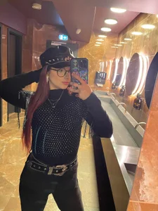 Hot & Confident 🔥 💅 🌶️ od AaryaVogue  9 snímek