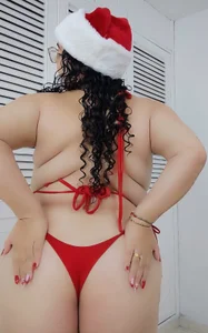 TiffantyAndStacy kullanıcısının tiif with christmas hat albümü -  5 fotoğraf