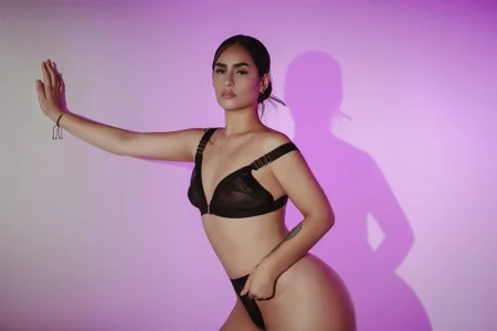 iara_martinez Midnight Allure in Black Lingerie Bilde 3