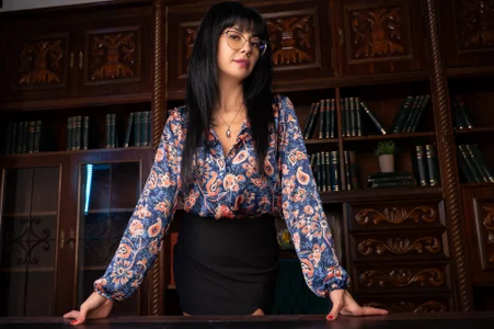 GraceRousIn the library图片 3