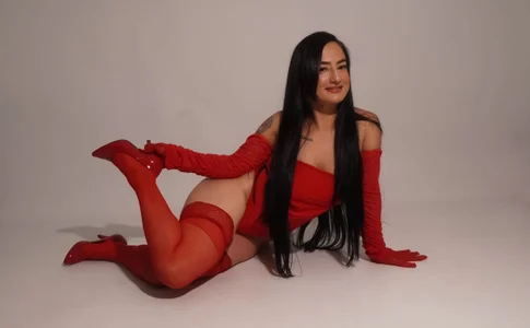 Auroraa_miller The secret is in the red 🔥💋  3টি ছবি