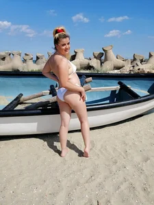 Perfect_Goddess69 on the sea Foto 6