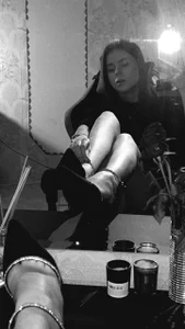 Backstage before the stream. Good spirits, a smile, and a bit of music before meeting up with you. od RoyalVelour_  8 snímek