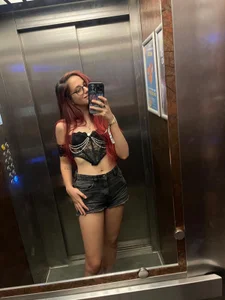 Hot & Confident 🔥 💅 🌶️ od AaryaVogue  5 snímek