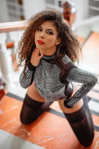 AlinaSweett “Curls vs Straight… which do you prefer me with? ❤️ Like the album if you vote for curls 🖤 Pic 8