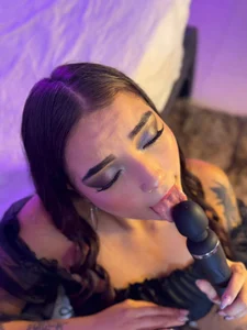 sarah_and_taylor BLACK MAKE UP 🥵 Pic