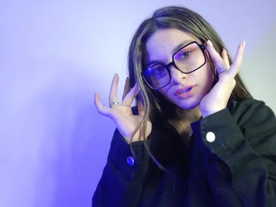 AtheneaRossiのHow do I look with glasses?の 9枚の写真