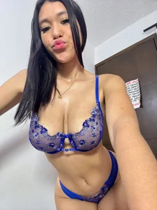 Emiss_Jones I know you like to admire my beauty 🎀 Foto 3