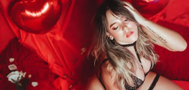 AlissonRyder sexy red Pic