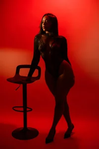 Between Red Shadows♥️ de EmilyHaan  2 photos