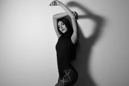 NiaSalvatore Black and white. Pic 4