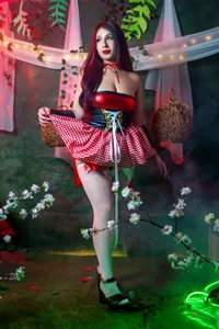 Cute, sweet, and a little sinful — Halloween never felt this good. od adara_evanss  2 snímek