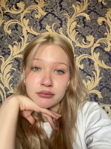 Cira_BabyFace Golden Wall Muse Pic