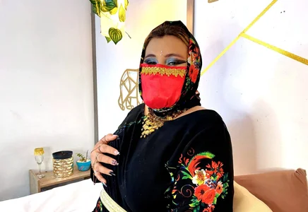SalmaZamann dressed in flowers Pic 3