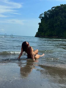 vanessa_saquirt sun sea Pic 4