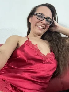 RedHotRachael Red Silk Selfie Immagine 