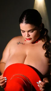 Sara_Thompsoon Boobs latina ❤ Pic 3