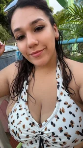 sarita_moller I don't know whether to enjoy the landscape... or me 😈" Pic 4