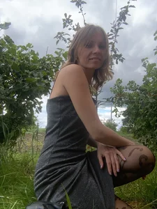 Anita-Smith Outdoor photography in the garden Gambar 4
