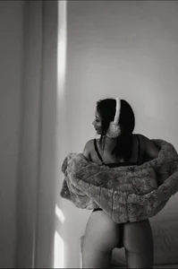 SaraXrayBlack and white. Bild 2