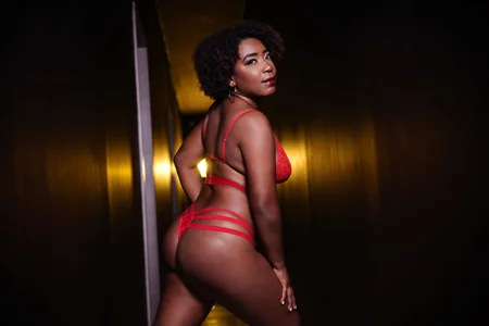 ChanneldelaCroix Mmm, delicious milf 😏😏  3টি ছবি