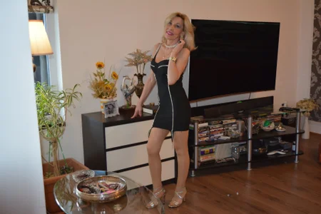 HornyMilf_555 Choose a dress for a romantic dinner with you Εικόνα 4
