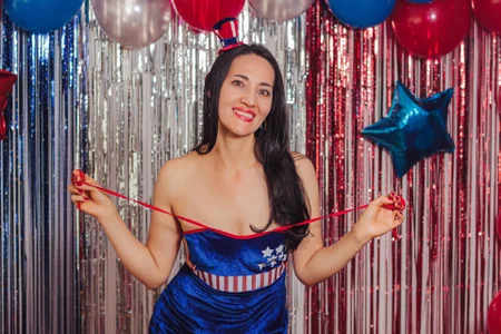 Mia_Mott Dysfute of your July 4 Hình