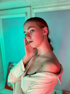 RochelCozzi Cold neon, warm silence Pic 6