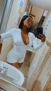 🩶🤍 de SaharQamar  2 Imagens