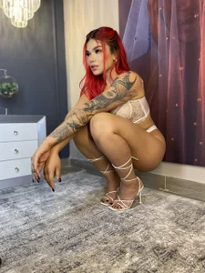 LeaThompson Red Glam Foto 5