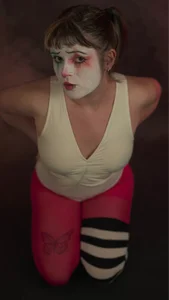 NEXT_DOOR_GIRL_ Clown face Foto 6