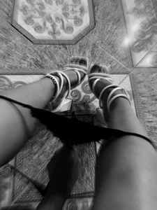 Lizzy_kaneeのmy lovely feet 🧦🥰の 2枚の写真