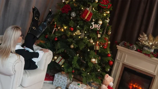 TiffanyMazeのI came to steal Christmas… and maybe your heart. 💋🎄の 3枚の写真