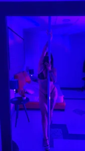 Sharoon_gh Purple tube passes through my skin Billede