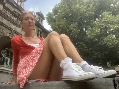 Lola_Belgium Red and white outfit in the city Pic