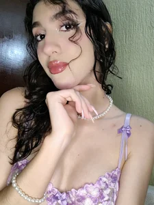 Emily-hottson Your purple girl 🌸🍓 Immagine  5