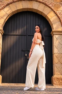 Your elegant, fit, and sexy Latina! 👄
