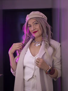 samantha_mature_ flirtatious and mischievous Pic