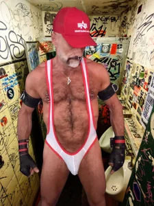 MusclesCigarsFFPig Public Foto 4