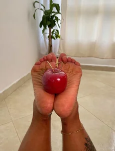 amatista__smith Do you want to eat the apple from my feet? 圖片