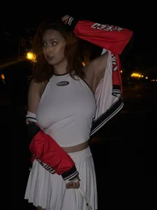 Showgerl A Night Walk Pic 4